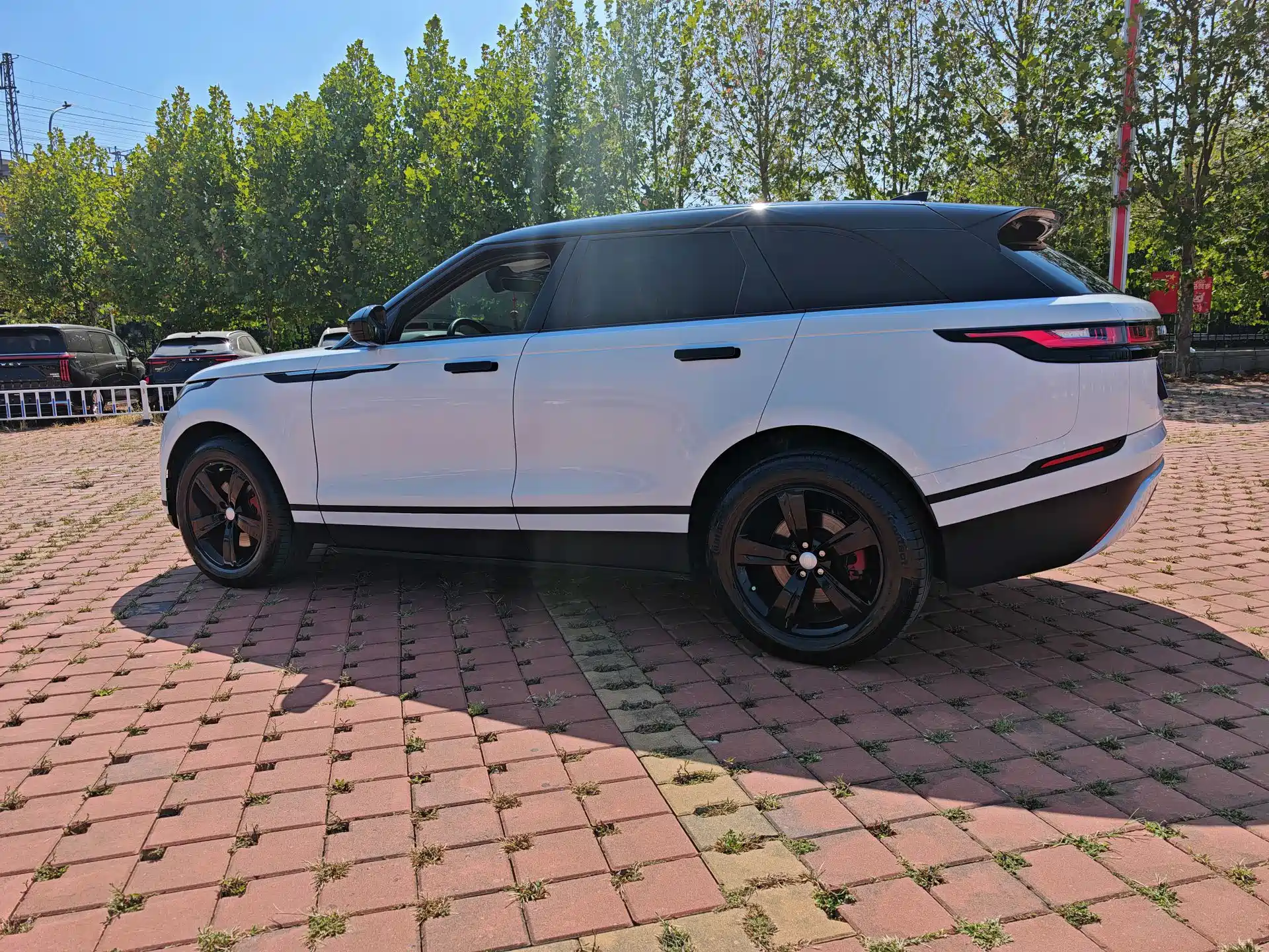 Фото 3 - Land Rover Range Rover Velar