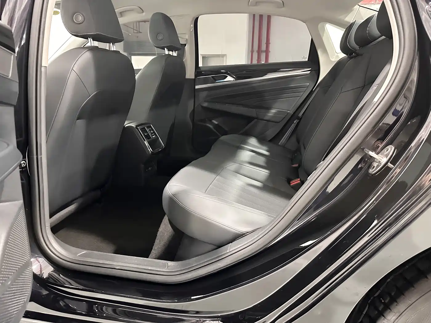 Volkswagen Passat 2024 280TSI Business Edition фото 16