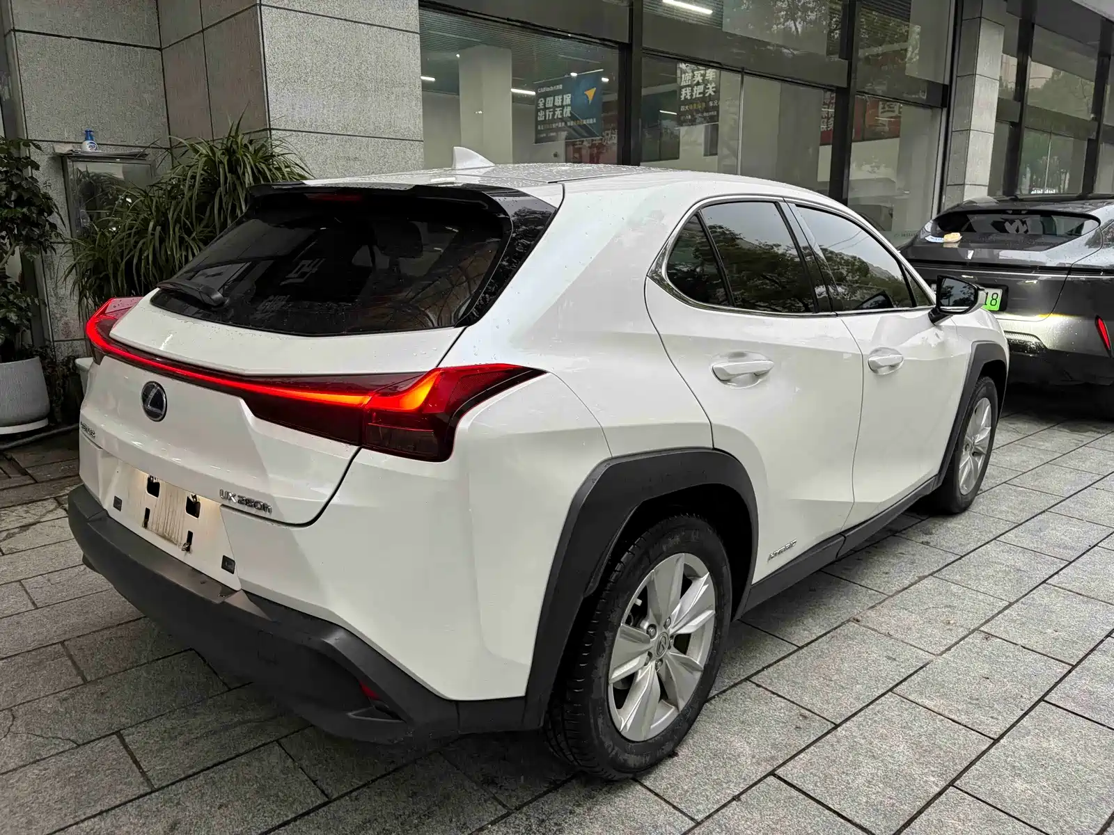 Фото 10 - Lexus UX