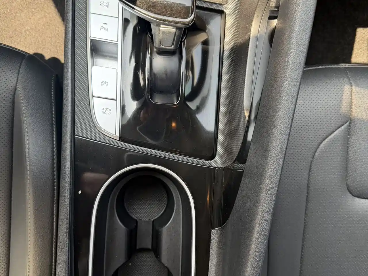 Hyundai Elantra 2021 1.5L CVT LUX Premium Edition фото 12