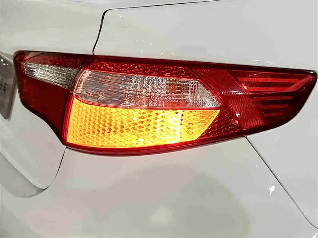 Kia K2 2012 Sedan 1.6L AT Premium Commemorative Edition фото 10