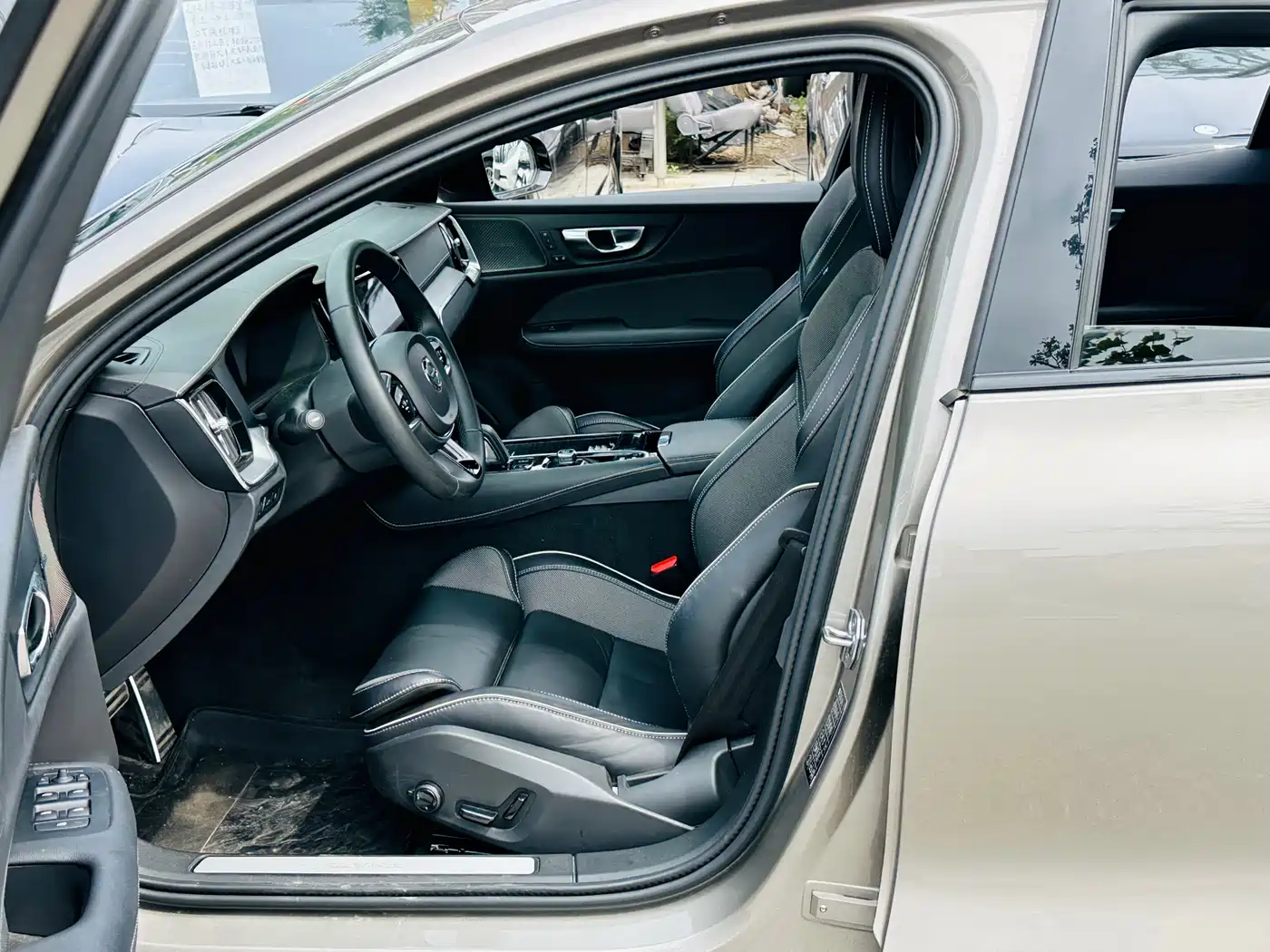 Volvo S60 Plug-in Hybrid 2021 T8 Twin Engine AWD R-Design Sport Edition фото 7