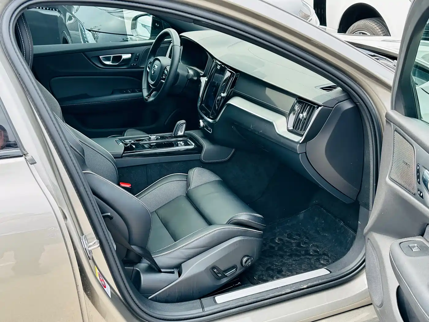 Volvo S60 Plug-in Hybrid 2021 T8 Twin Engine AWD R-Design Sport Edition фото 22
