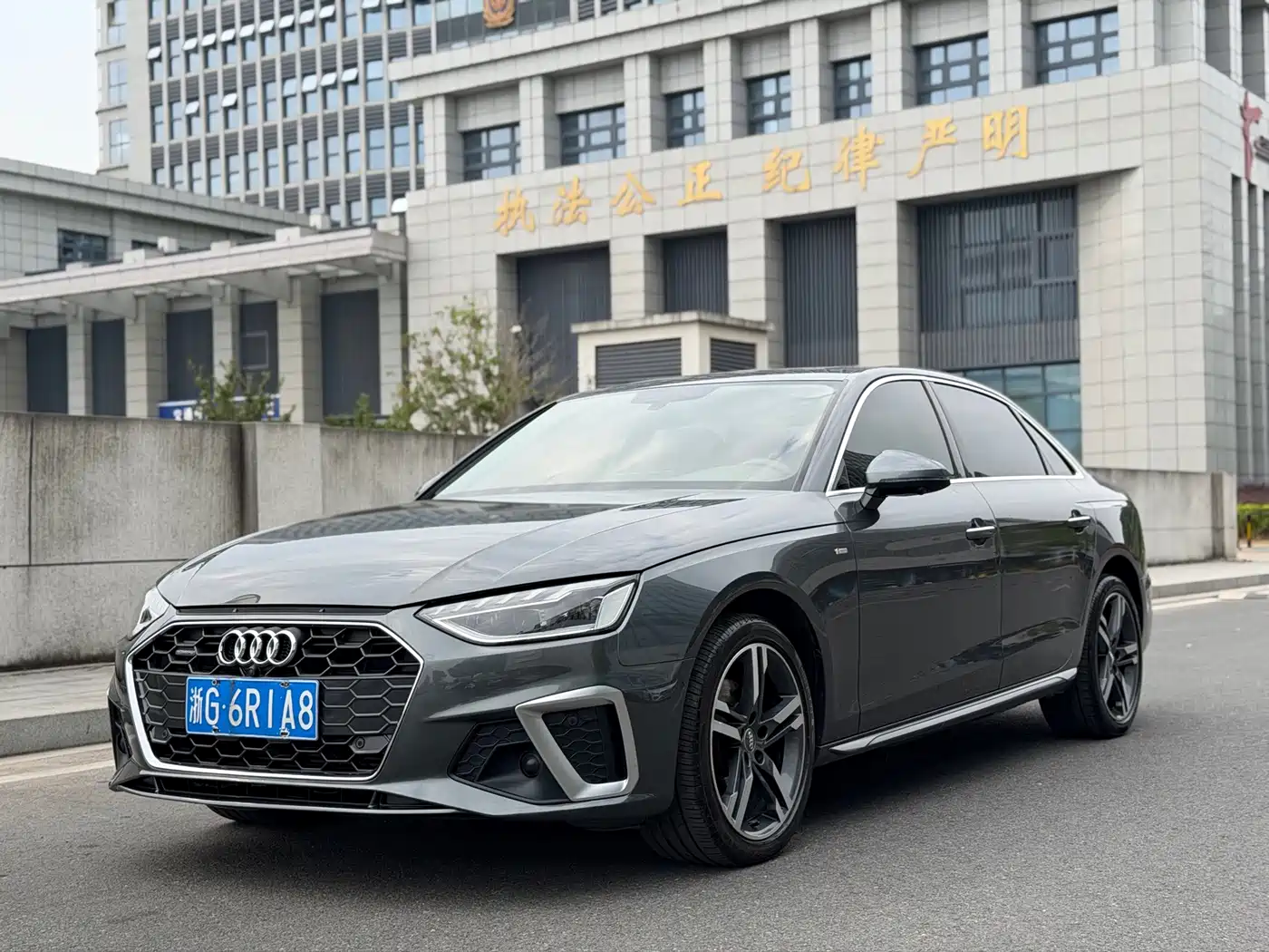 Photo 1 - Audi A4L