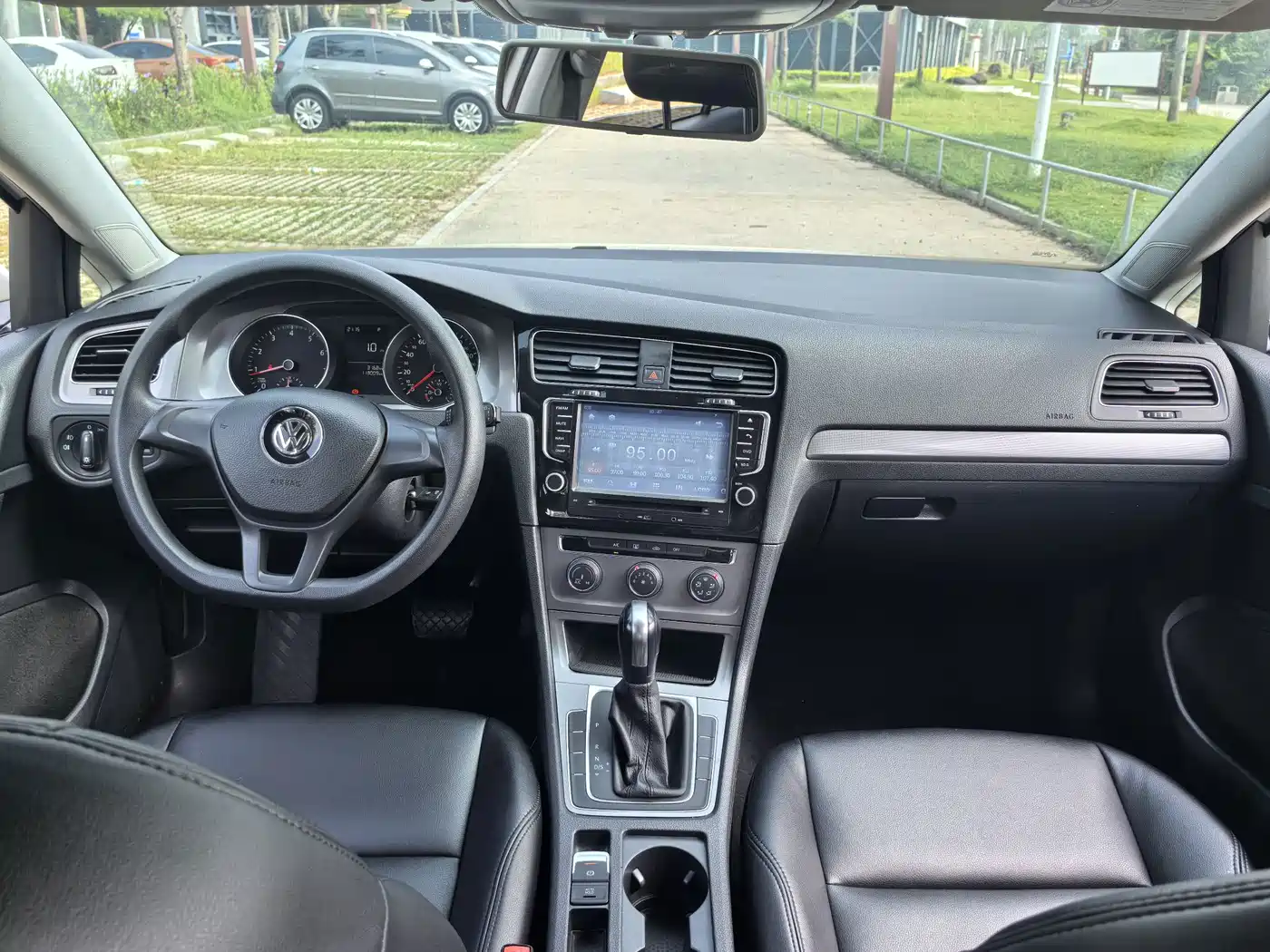 Photo 10 - Volkswagen Golf
