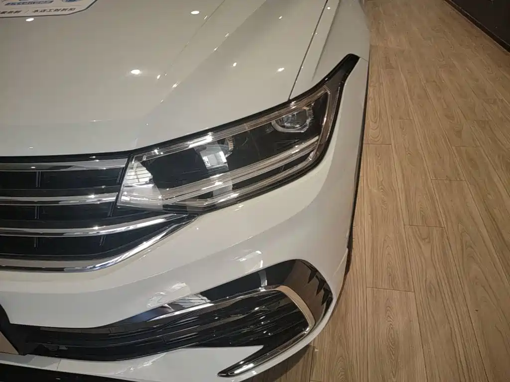 Фото 24 - Volkswagen Tiguan L