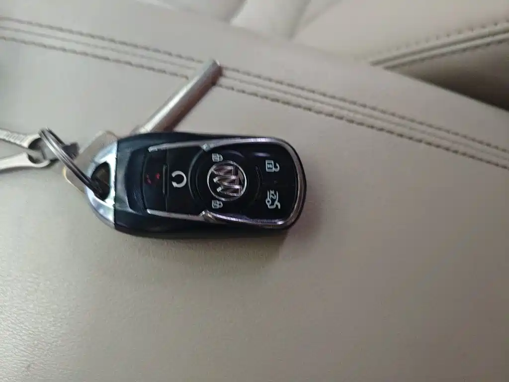 Photo 9 - Buick LaCrosse