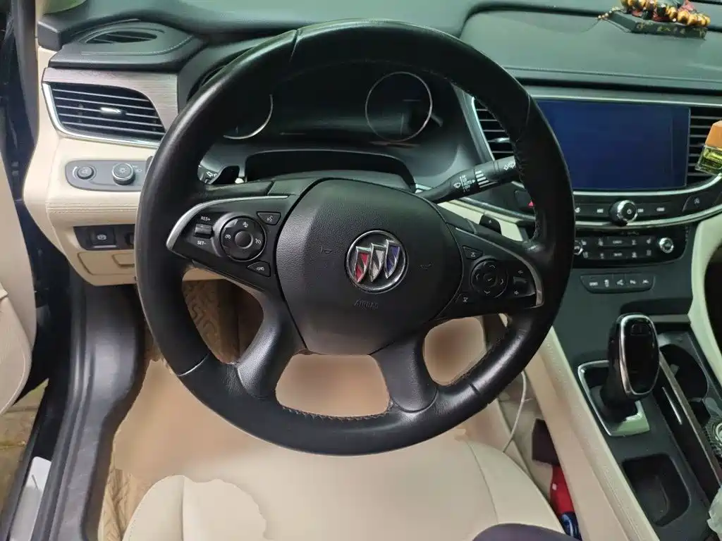 Photo 11 - Buick LaCrosse