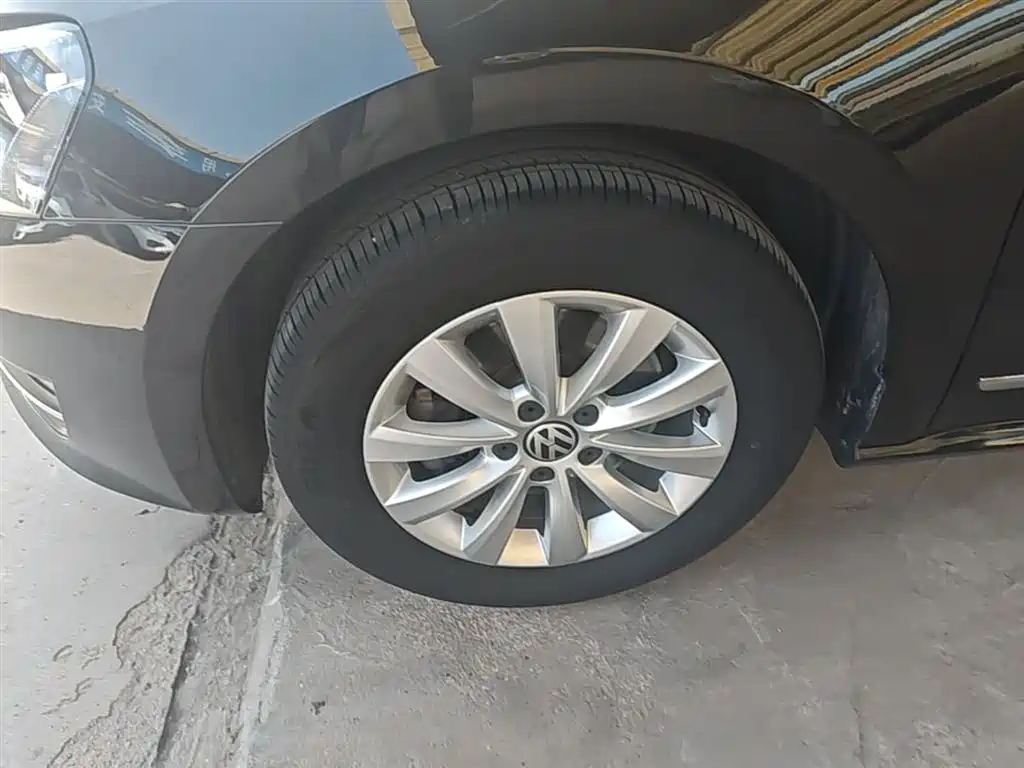 Volkswagen Passat 2015 1.8TSI DSG Honor Edition фото 23