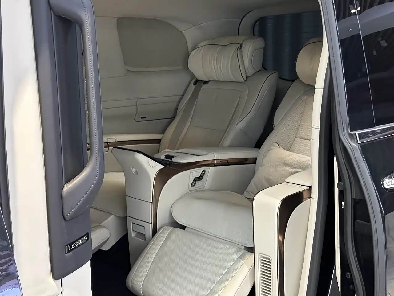 Lexus LM 2023 500h Four-Seat Imperial Edition фото 5