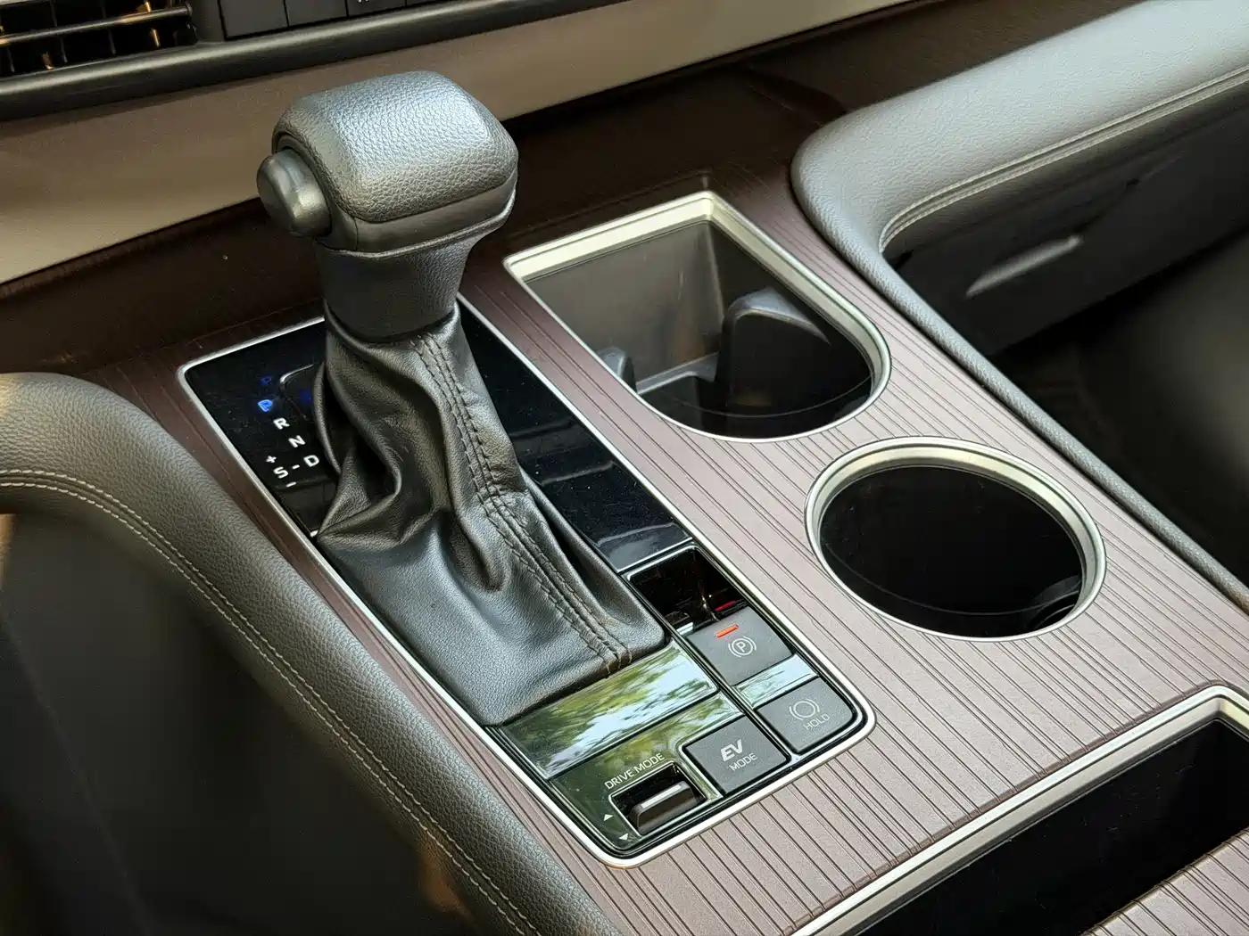 Toyota Granvia 2024 2.5L Hybrid Luxury фото 15