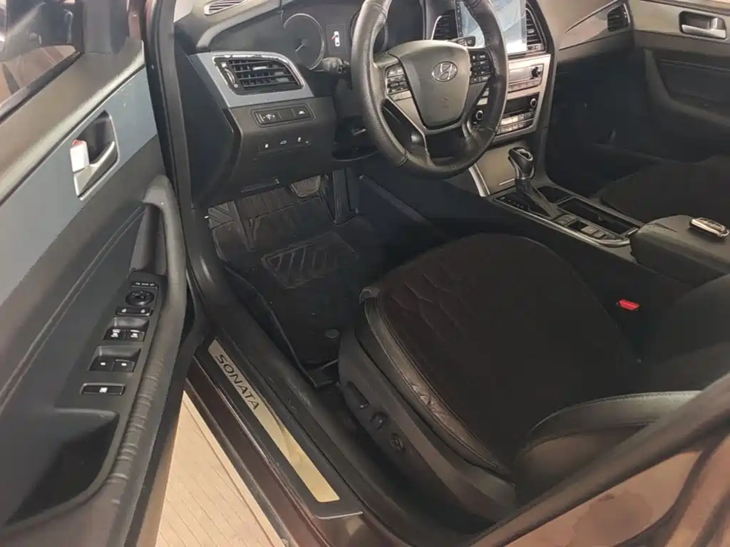 Photo 16 - Hyundai Sonata