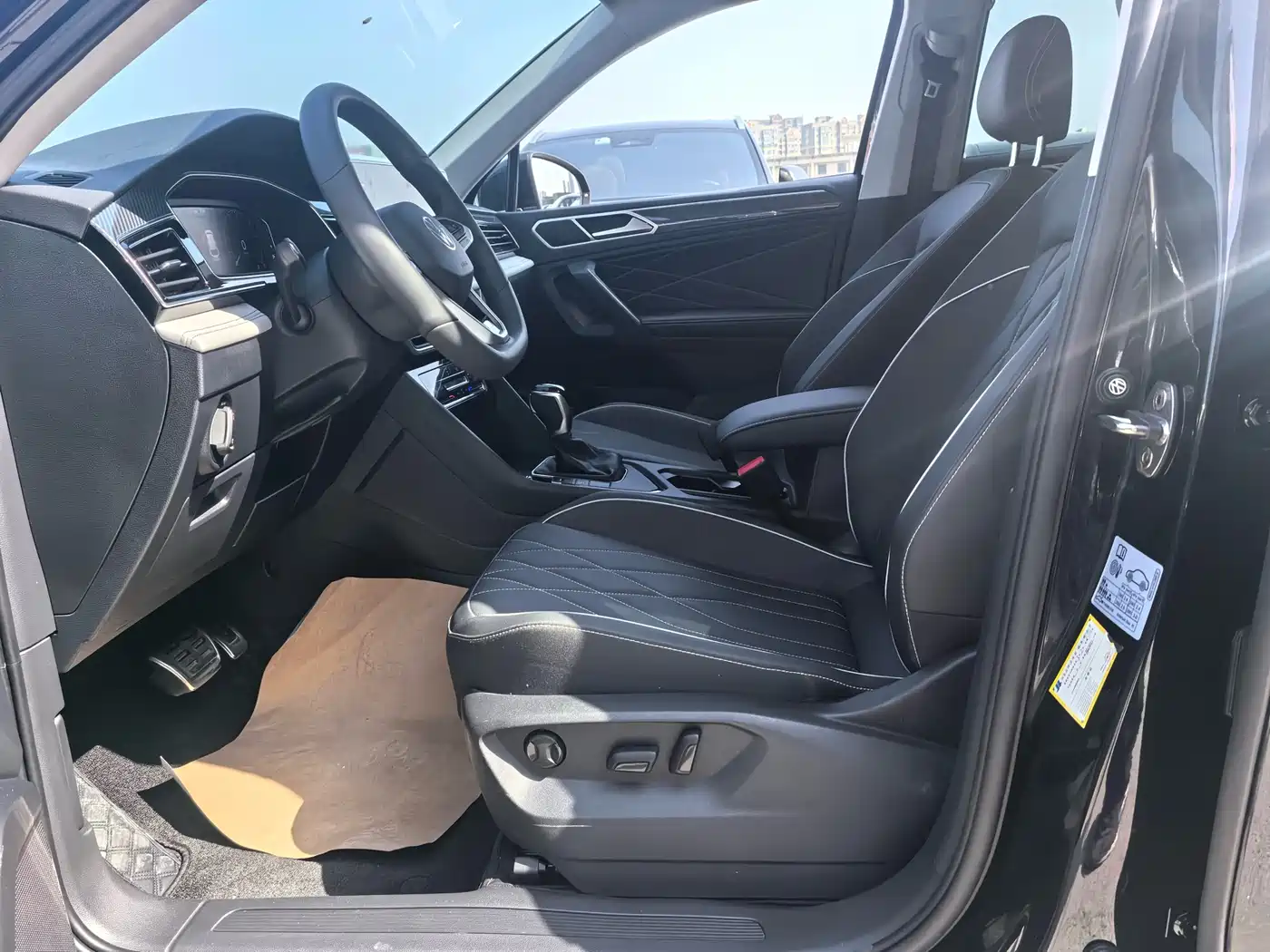 Volkswagen Tiguan L 2024 330TSI Automatic 2WD R-Line Premium Enjoyment Edition фото 9