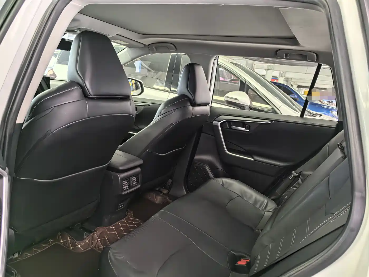 Toyota Wildlander 2023 Hybrid 2.5L E-CVT AWD Premium Edition фото 12