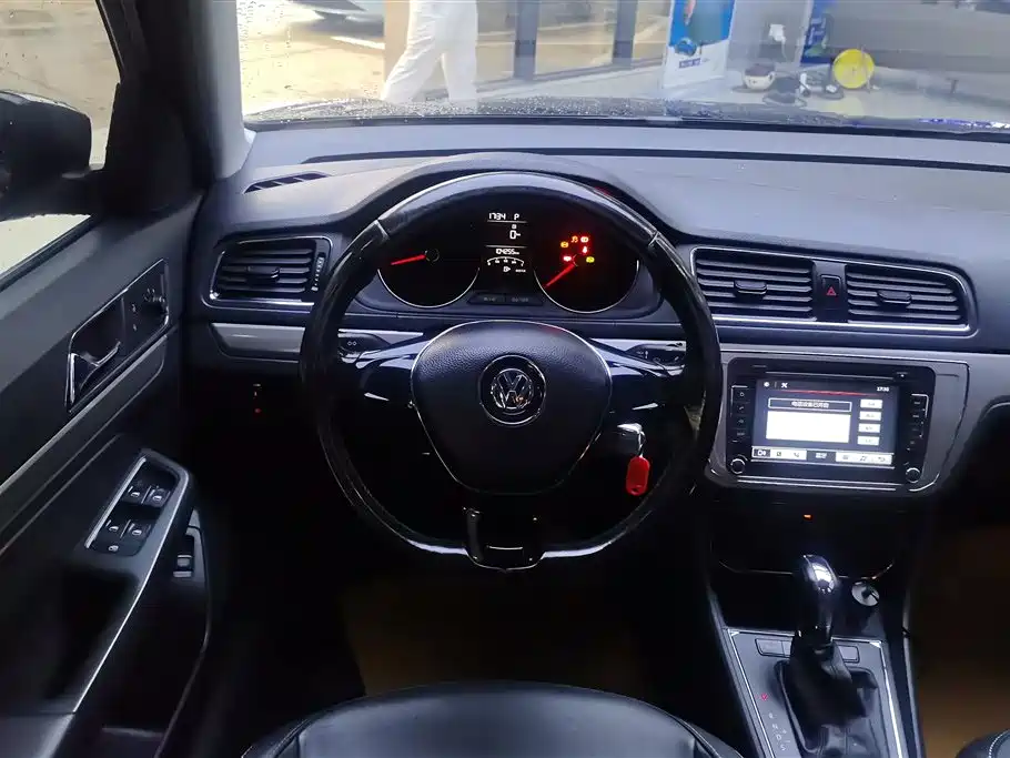 Volkswagen Lavida 2015 1.6L Automatic Comfort Edition фото 15