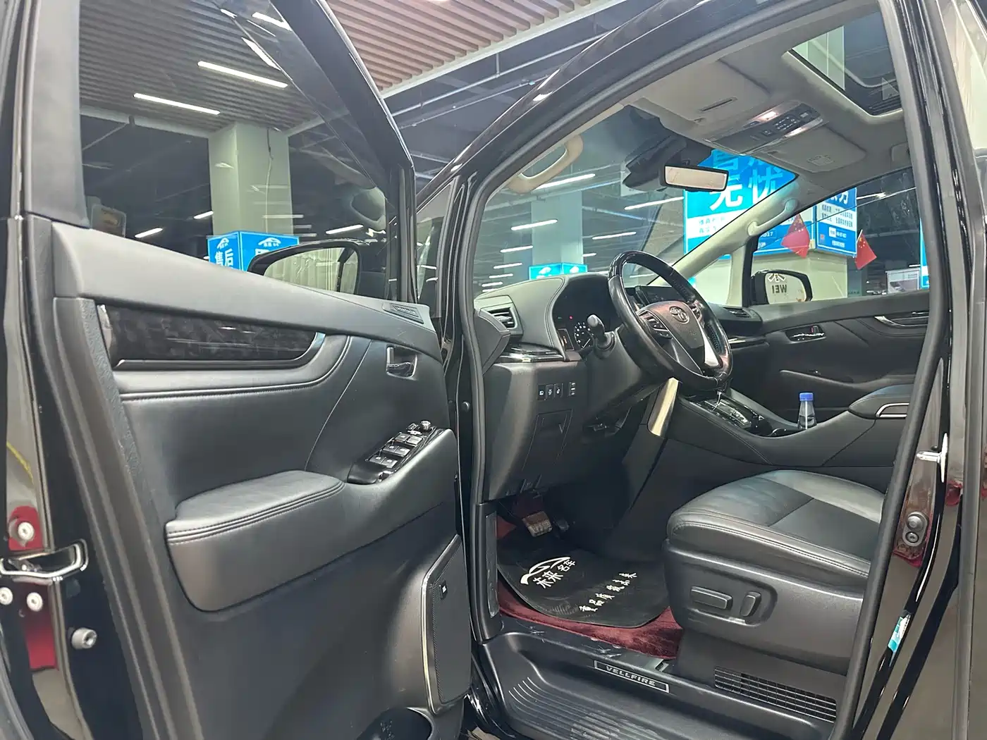Toyota Vellfire 2021 Crown Hybrid 2.5L HV Luxury Edition фото 4