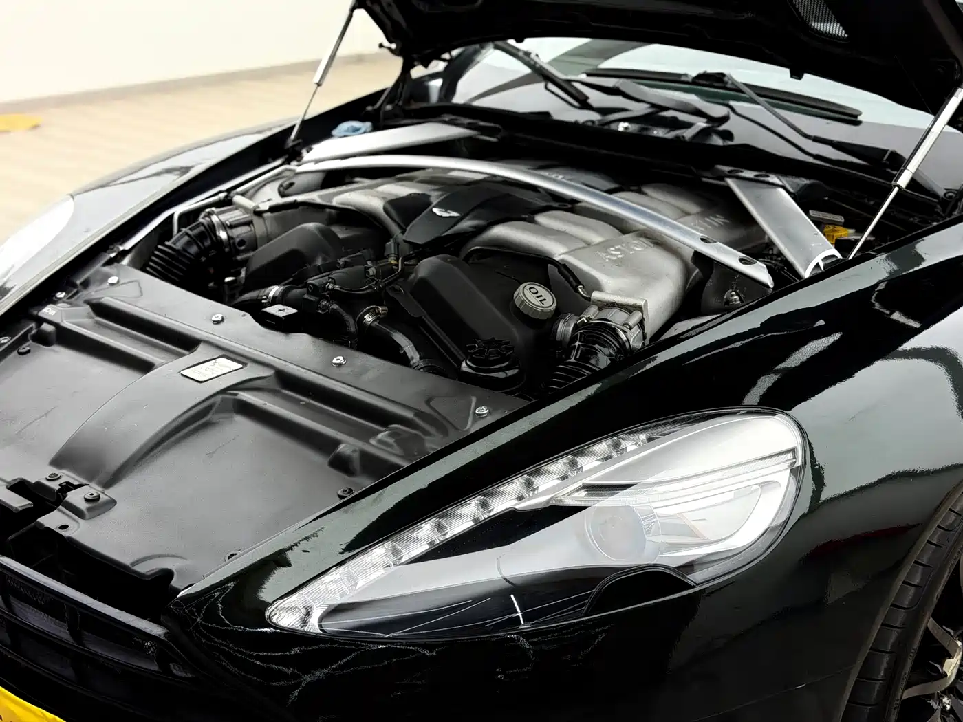 Aston Martin DB9 2011 6.0L Touchtronic Coupe фото 12
