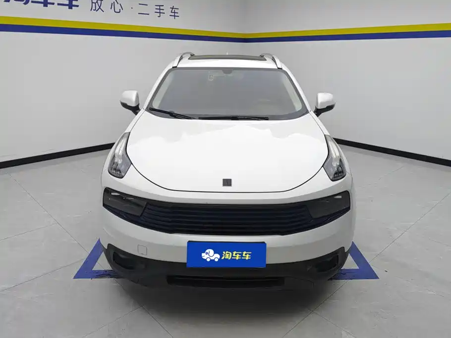 Фото 2 - Lynk & Co 01