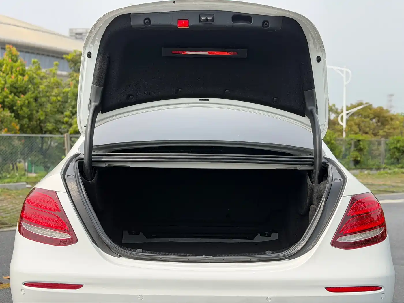 Mercedes-Benz E-Class 2016 E 200 L Sport Type фото 24