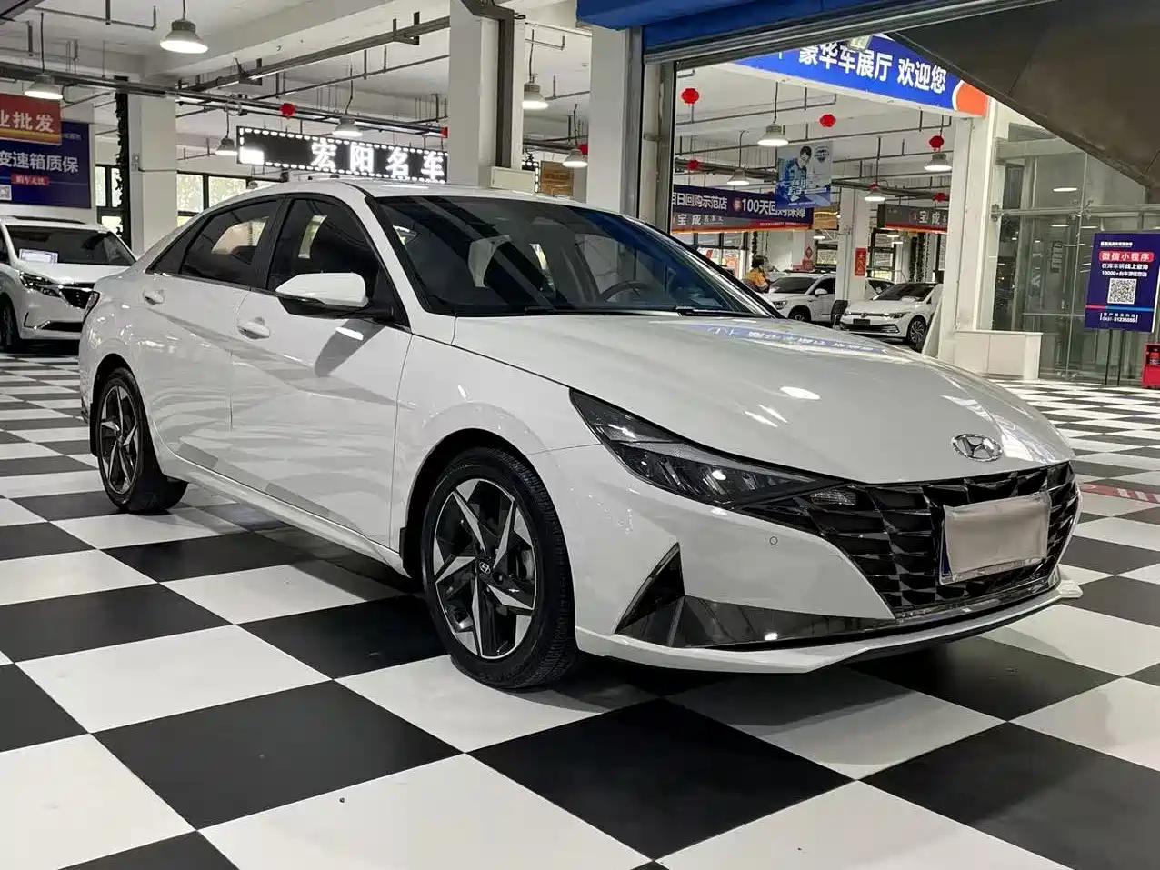 Hyundai Elantra 2022 1.5L CVT LUX Premium Edition фото 4