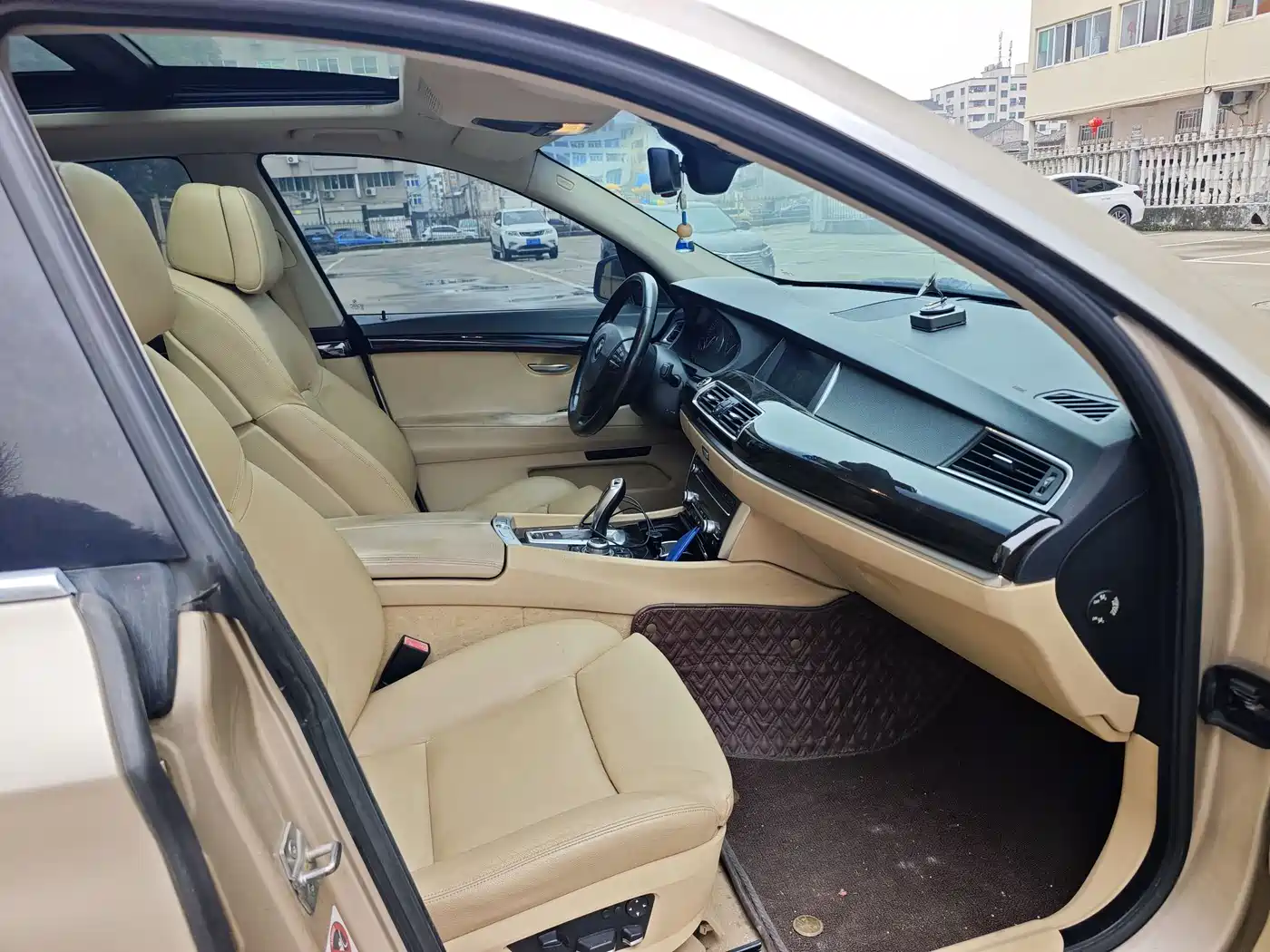 BMW 5 Series GT 2010 535i Leading Model фото 8