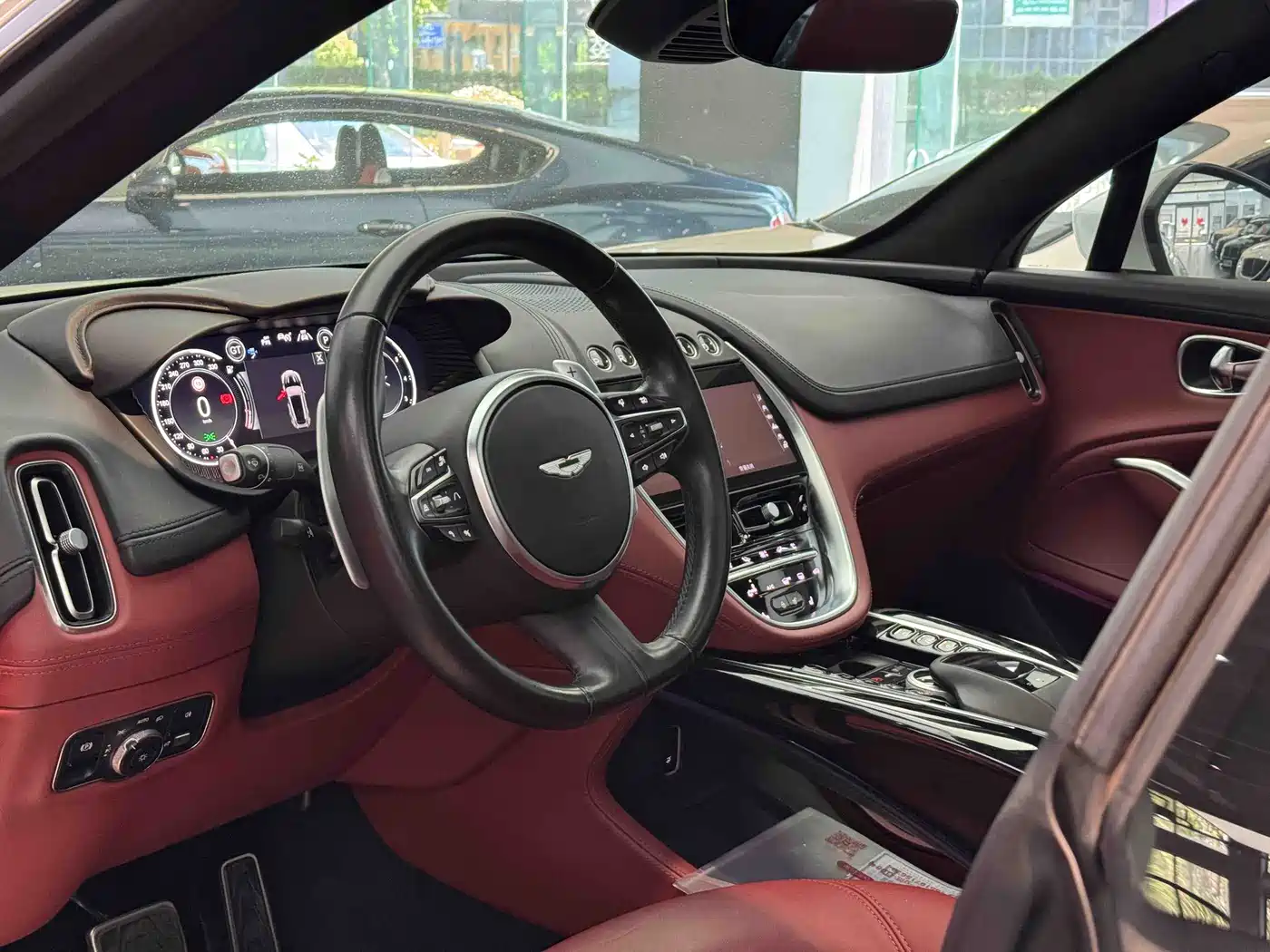 ASTON MARTIN DBX
