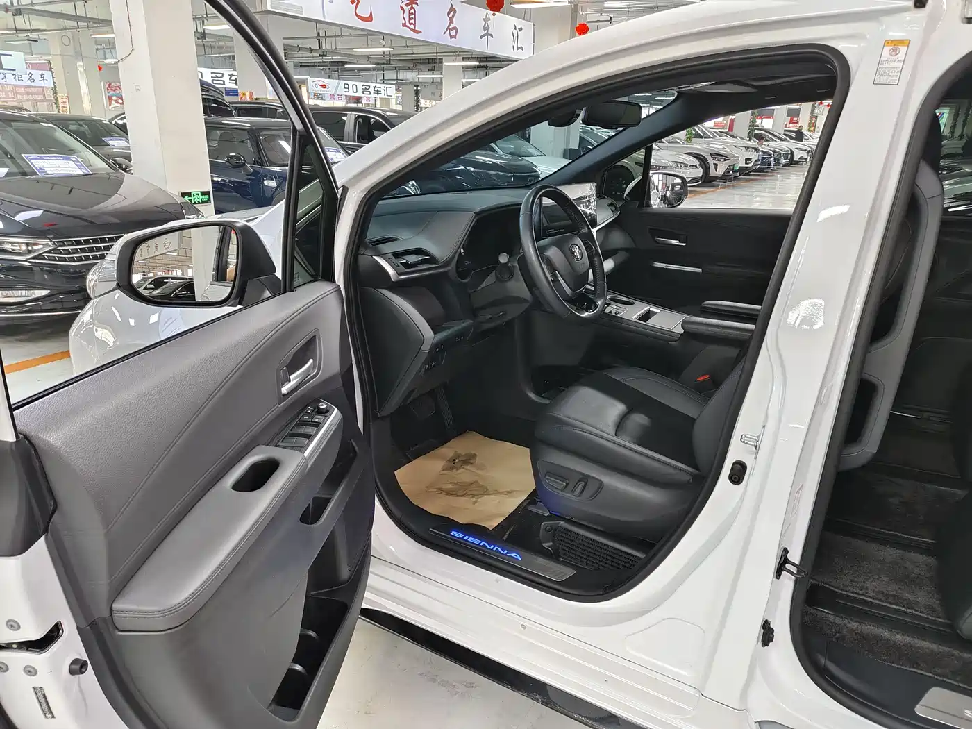 Toyota Sienna 2023 2.5L Hybrid Premium Edition фото 8