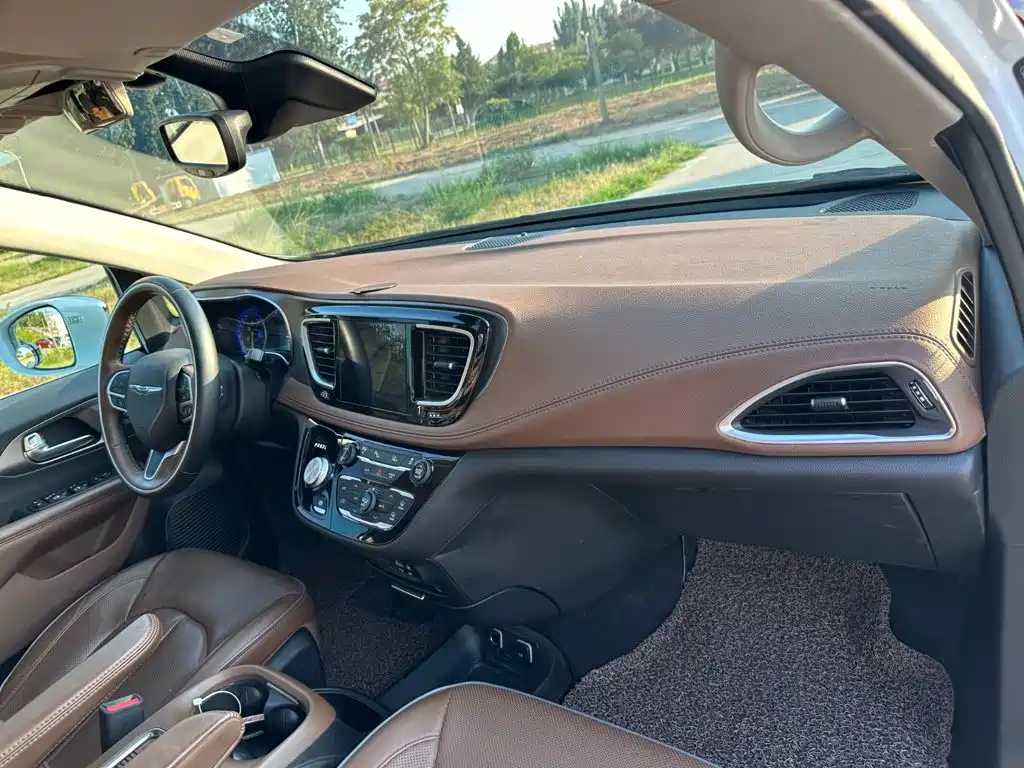Chrysler Grand Voyager (Import) 2019 2017 3.6L Premium Edition