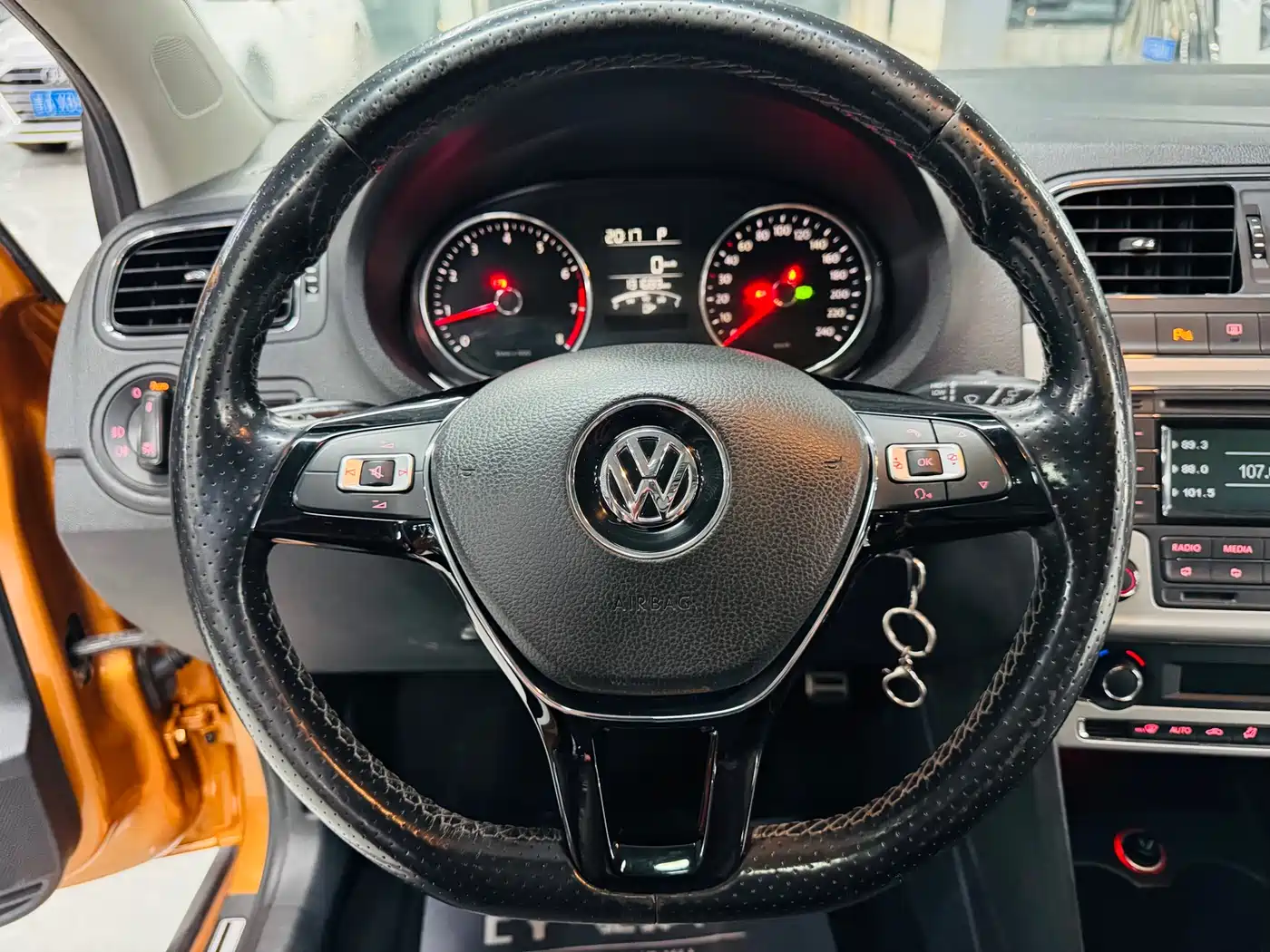Volkswagen Polo 2014 1.6L Cross Polo Automatic фото 11