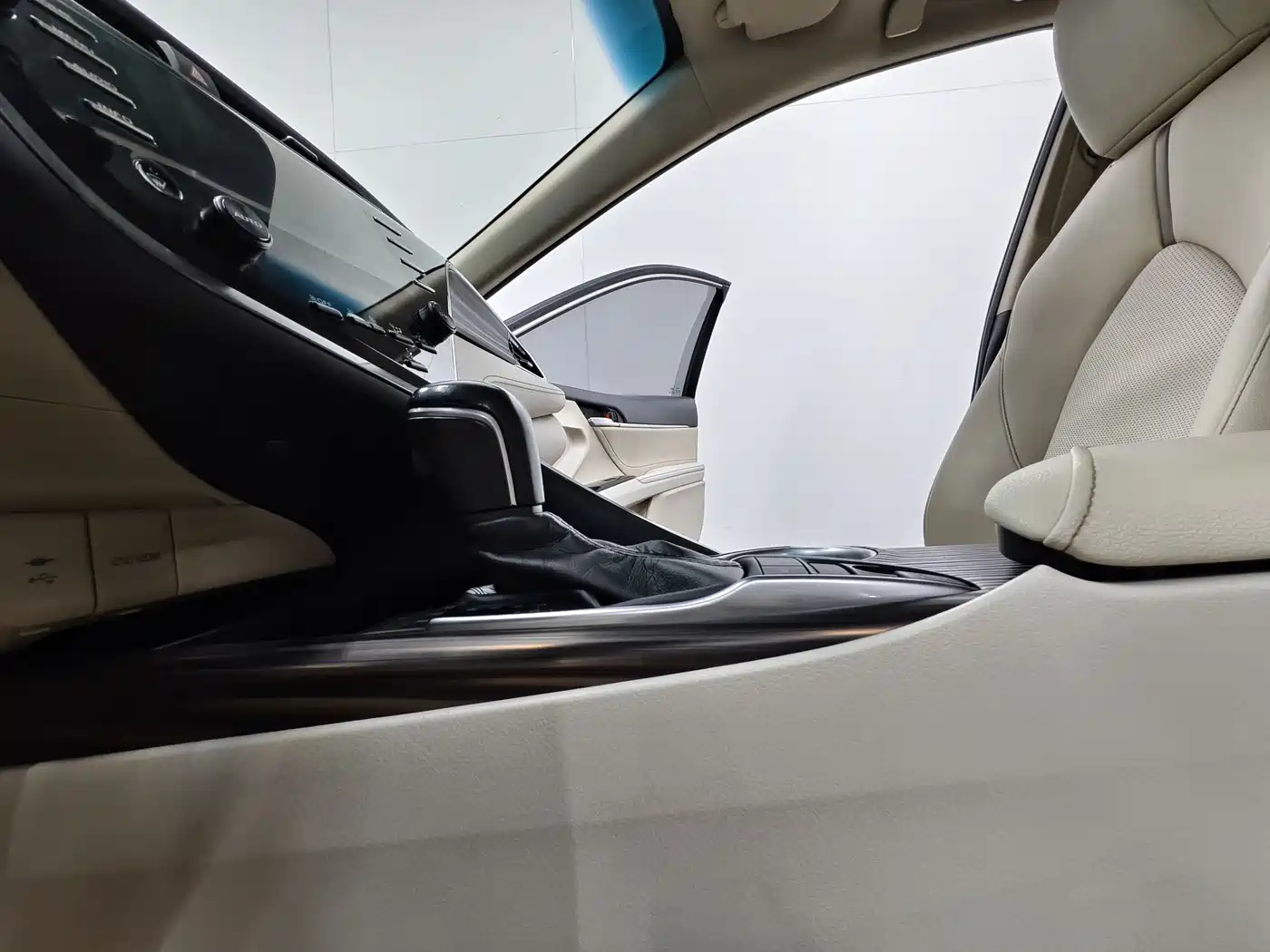 Toyota Camry 2018 2.5G Luxury Edition фото 12