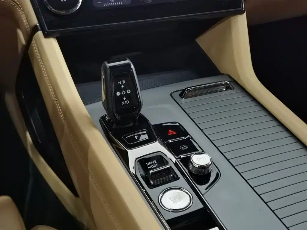 Lynk & Co 09 EM-P 2021 2.0T PHEV Ultra 6-seater фото 13