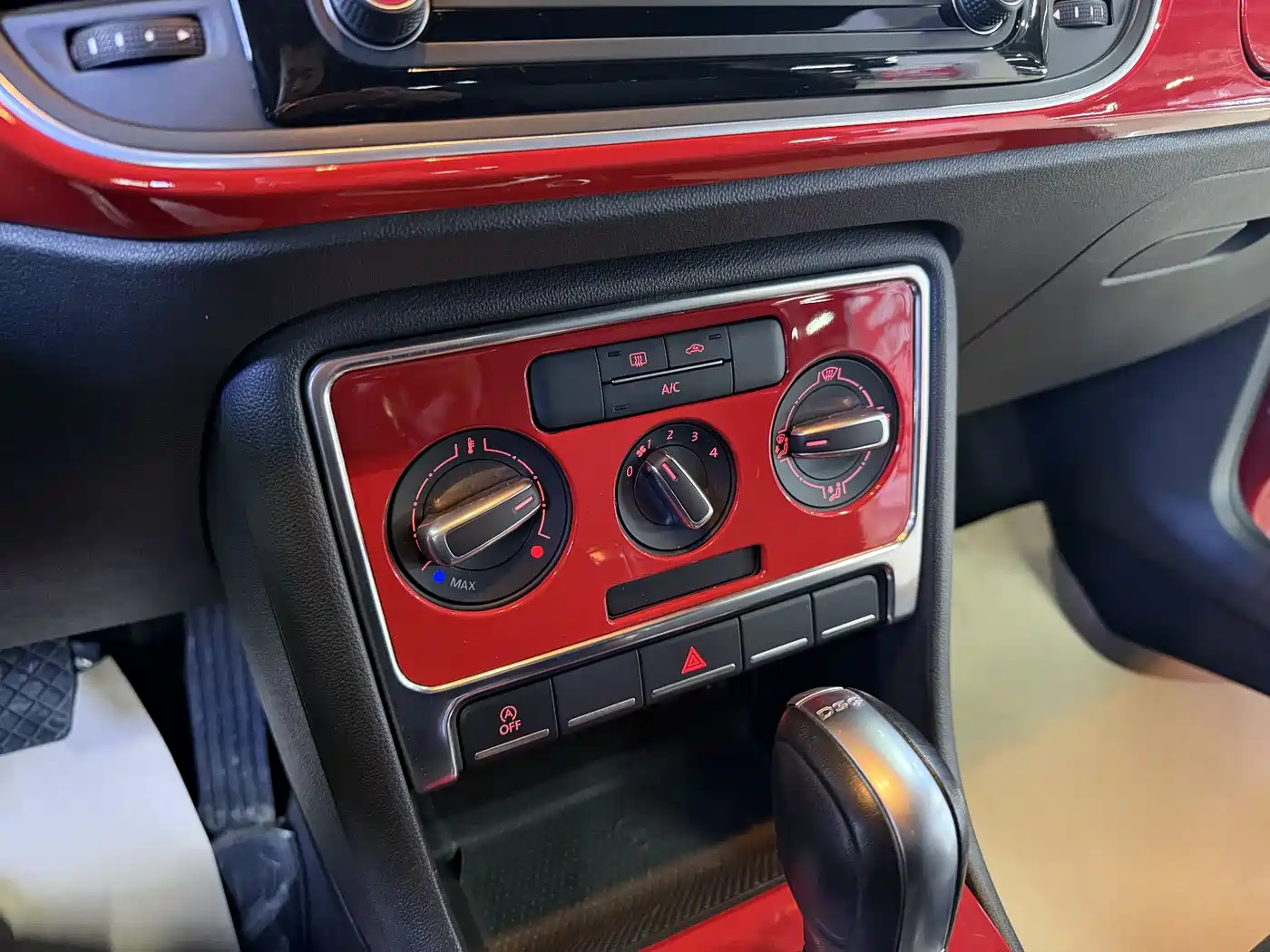 Volkswagen Beetle 2016 Model 180TSI Club Edition фото 13