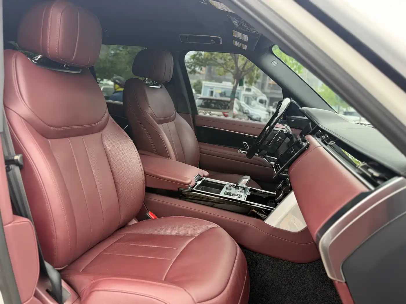 Land Rover Range Rover 2023 3.0 L6 360PS Golden Age Edition фото 7