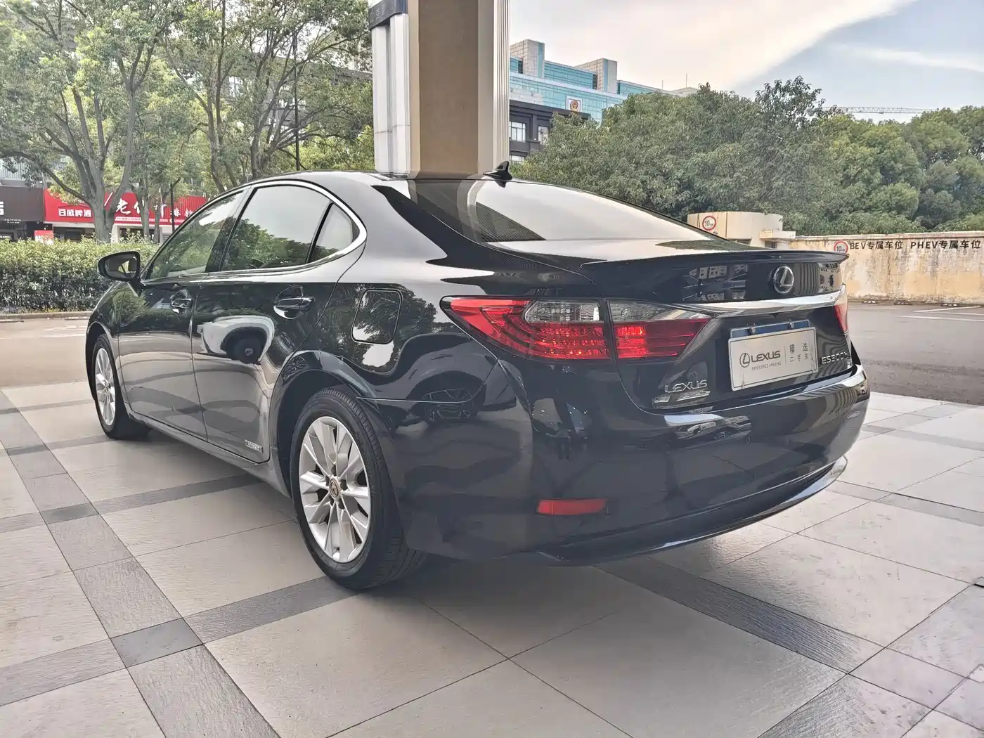 Фото 8 - Lexus ES