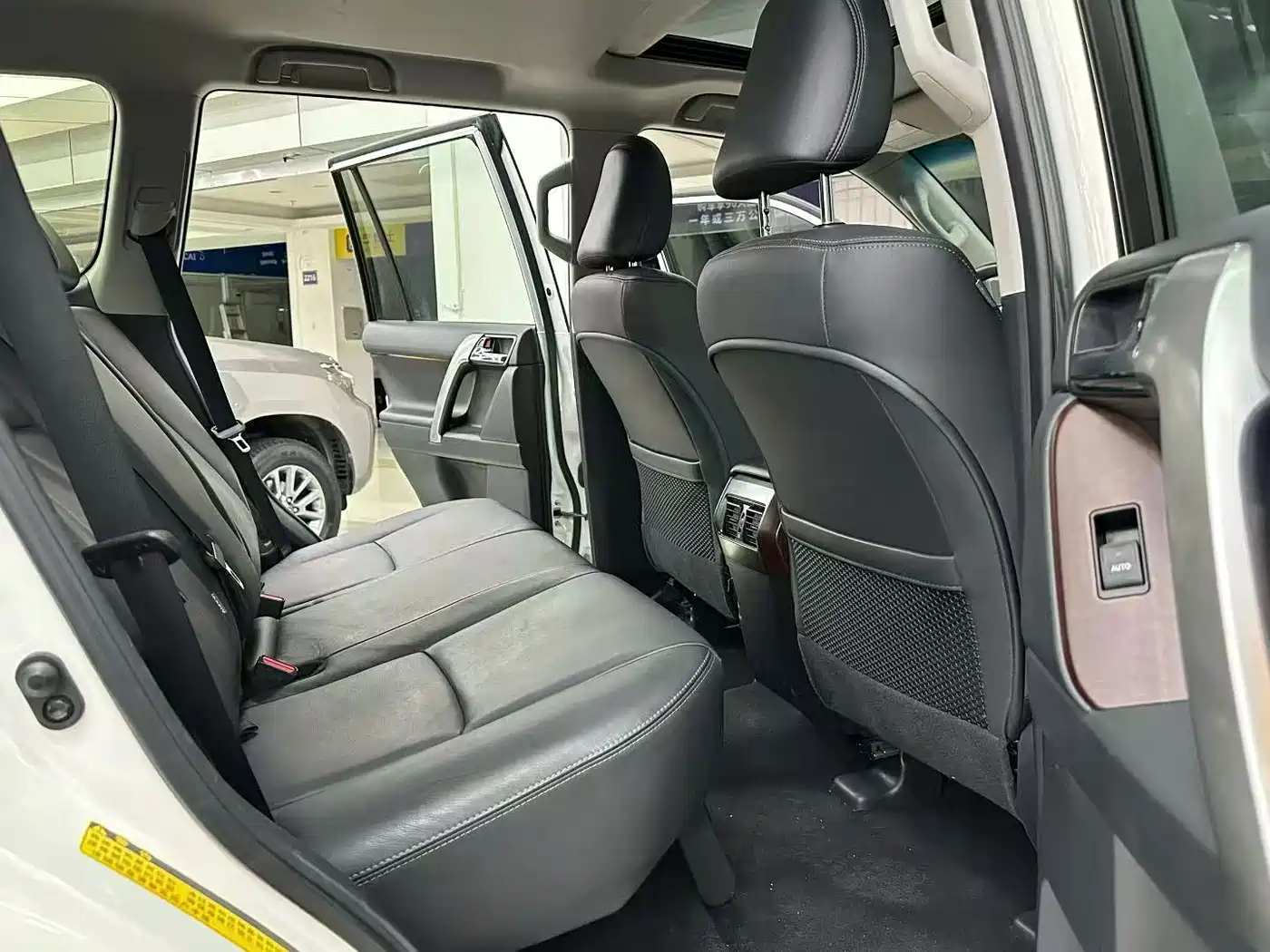 Toyota Prado 2014 4.0L Automatic TX-L фото 6