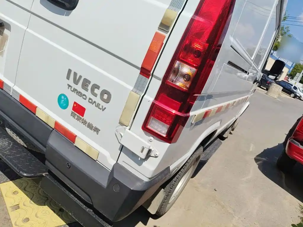 Iveco Daily 2024 2023 2.8T V35 Van Short Wheelbase Medium Roof Dual Tire Sliding Door 2-3 Seats