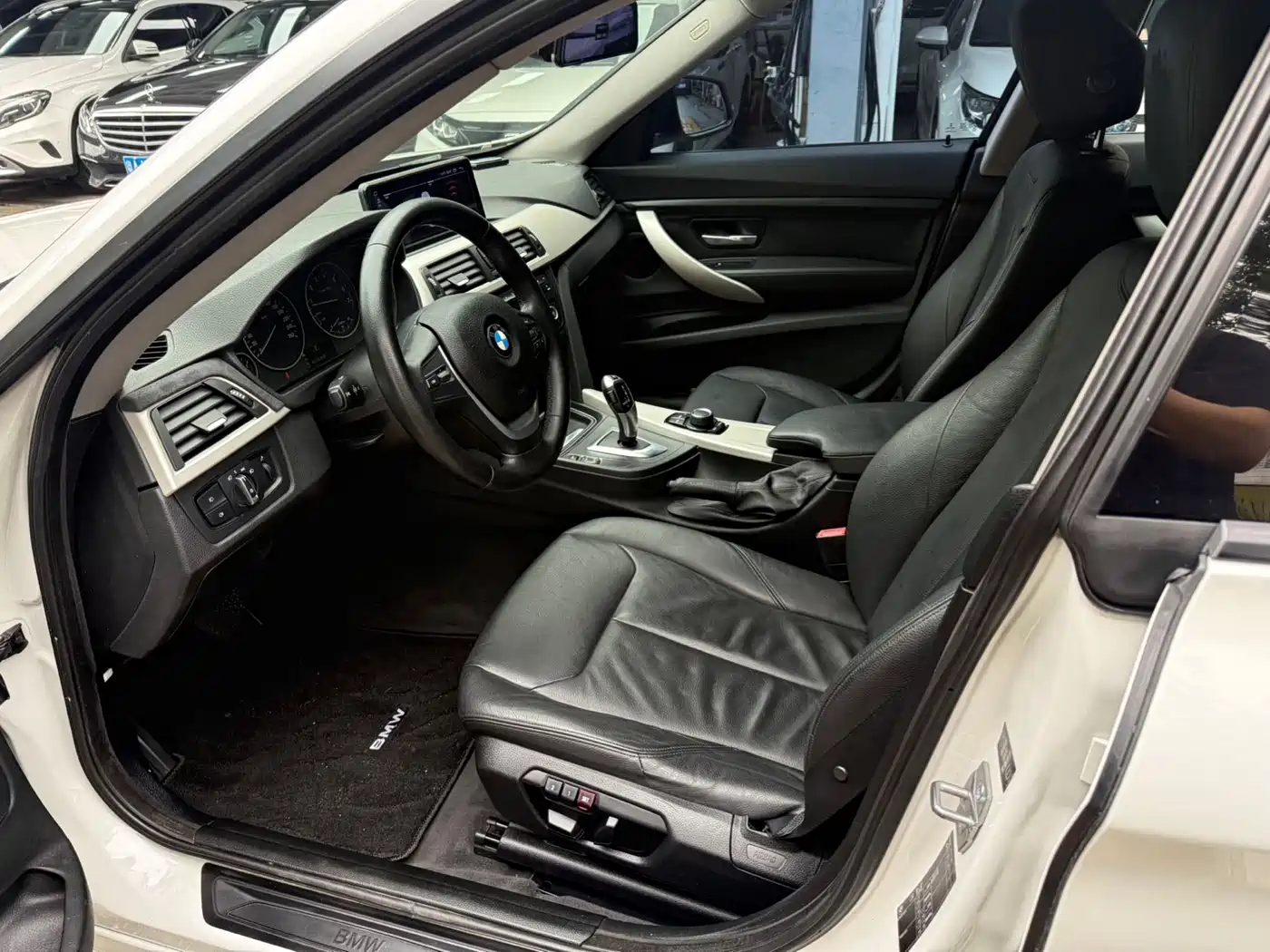 BMW 3 Series GT 2013 Model 320i Leading фото 9