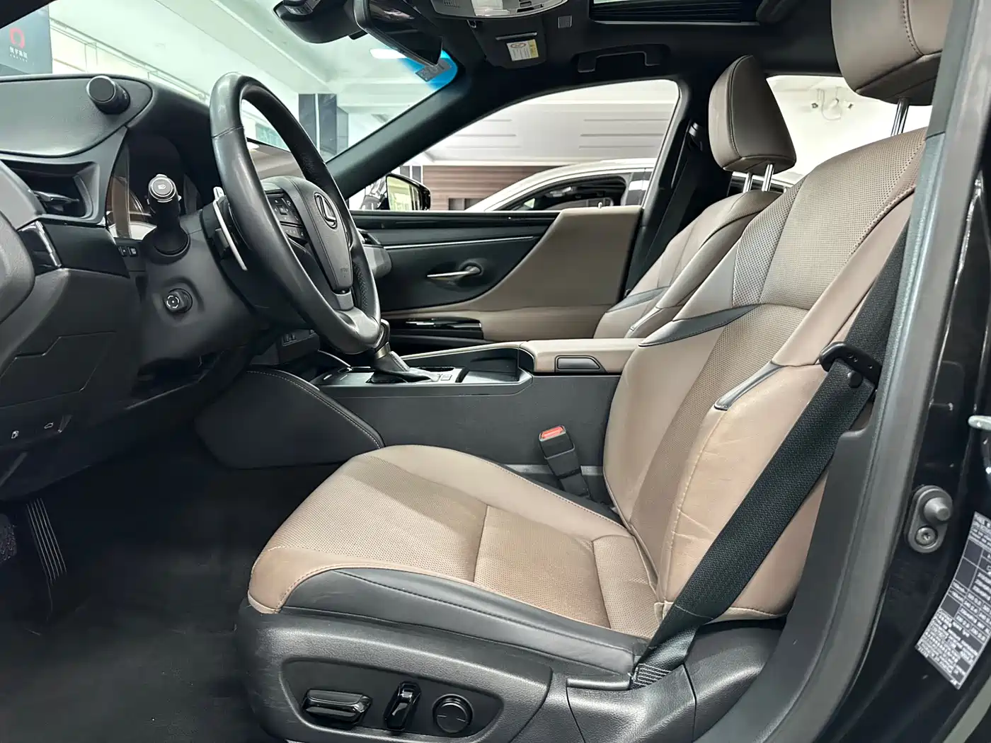 Lexus ES 2022 300h Ultimate Edition фото 10