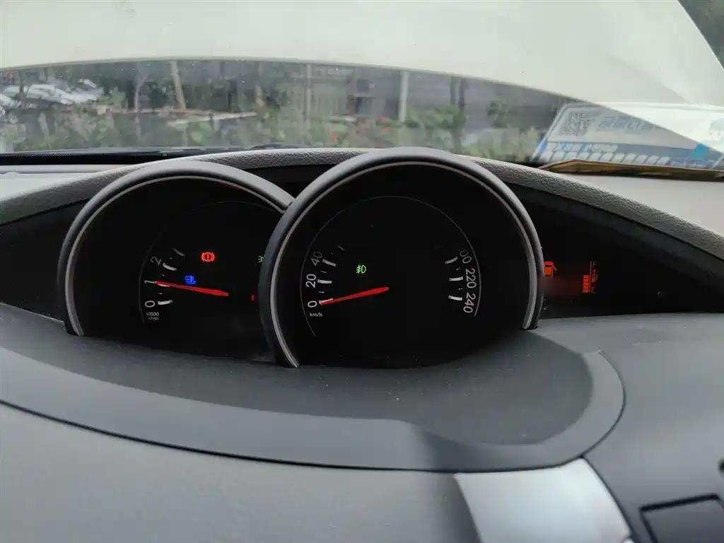 Toyota E'Z 2014 Starlight 180G CVT Luxury Multi-function Edition фото 4