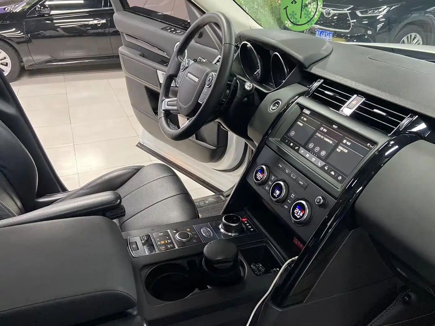 Land Rover Discovery 2018 2.0T SE фото 17