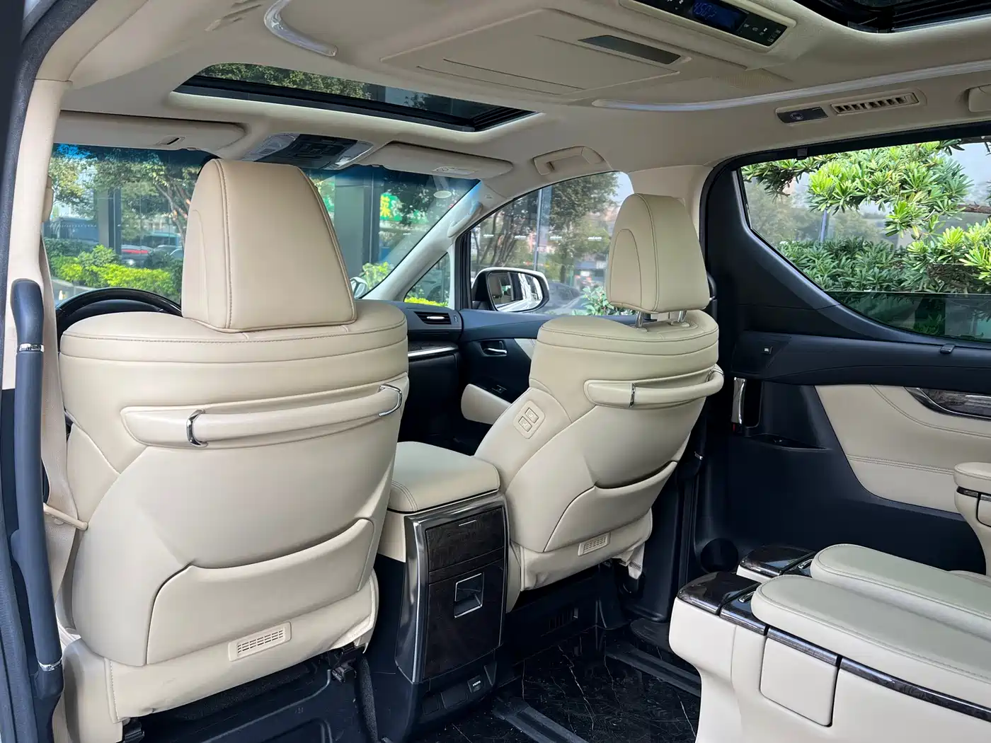 Toyota Alphard 2020 Hybrid 2.5L Premium Edition фото 6
