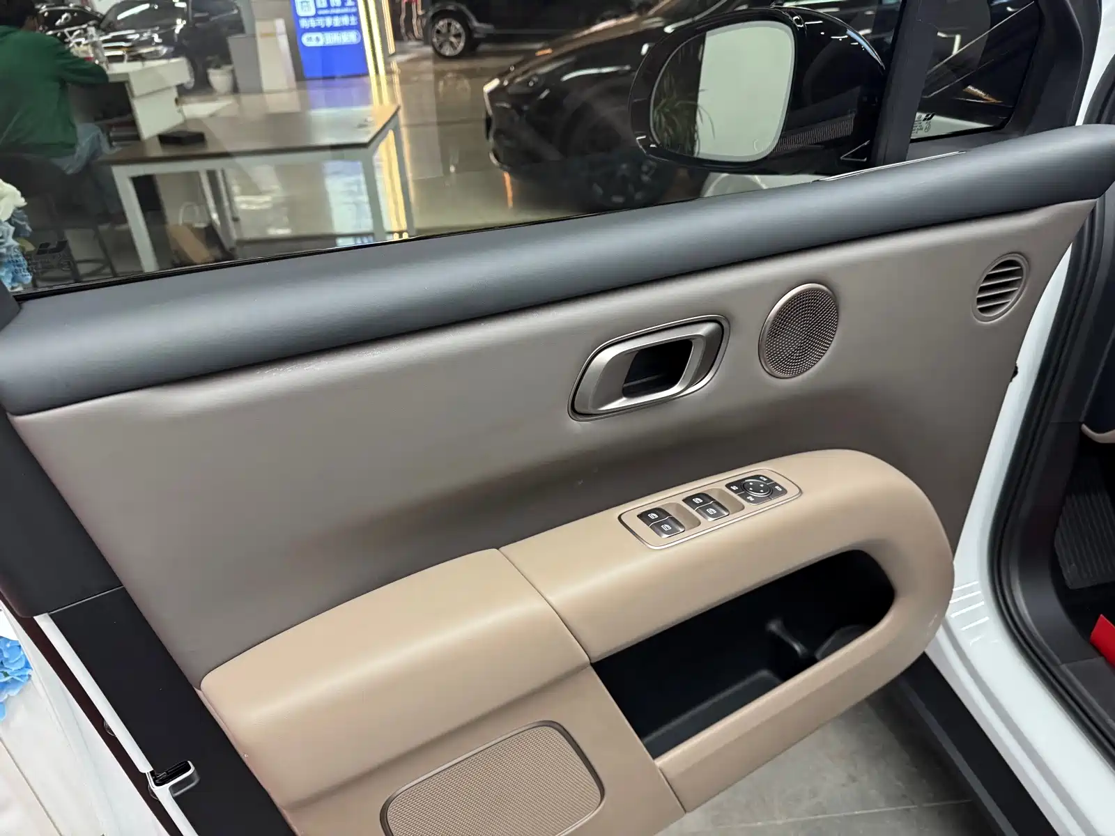 Photo 4 - Li Auto i6