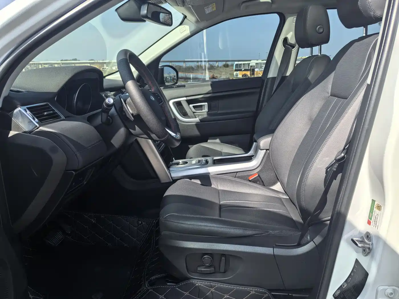 Land Rover Discovery Sport 2018 240PS SE Edition фото 5