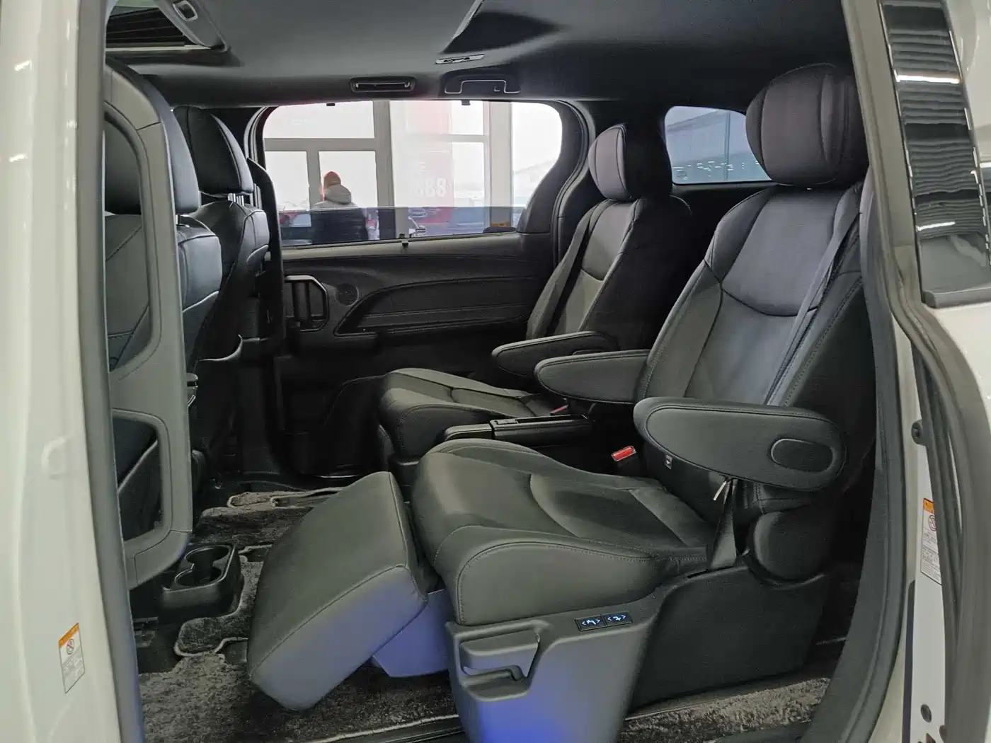 Toyota Sienna 2023 2.5L Hybrid Premium Edition фото 15