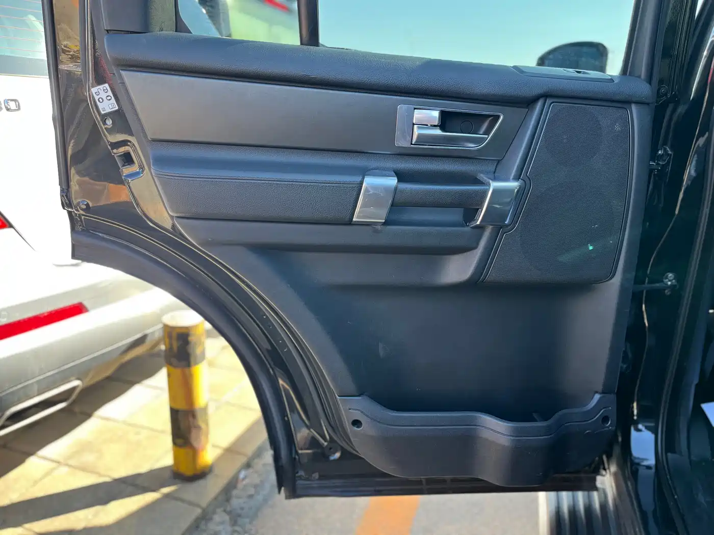 Land Rover Discovery 2016 3.0 SC V6 HSE фото 15