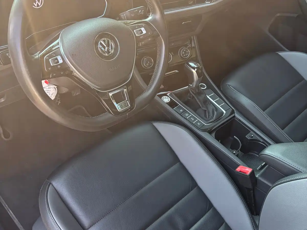 صورة 6 - Volkswagen Sagitar