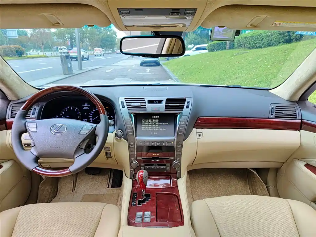 Фото 10 - Lexus LS