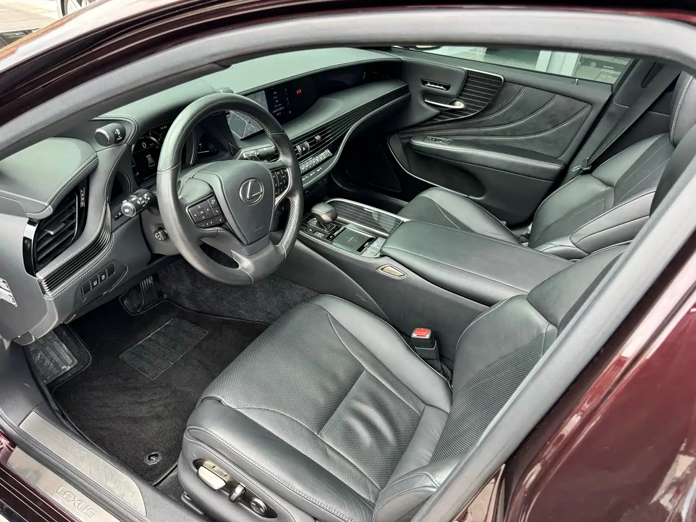 Фото 10 - Lexus LS
