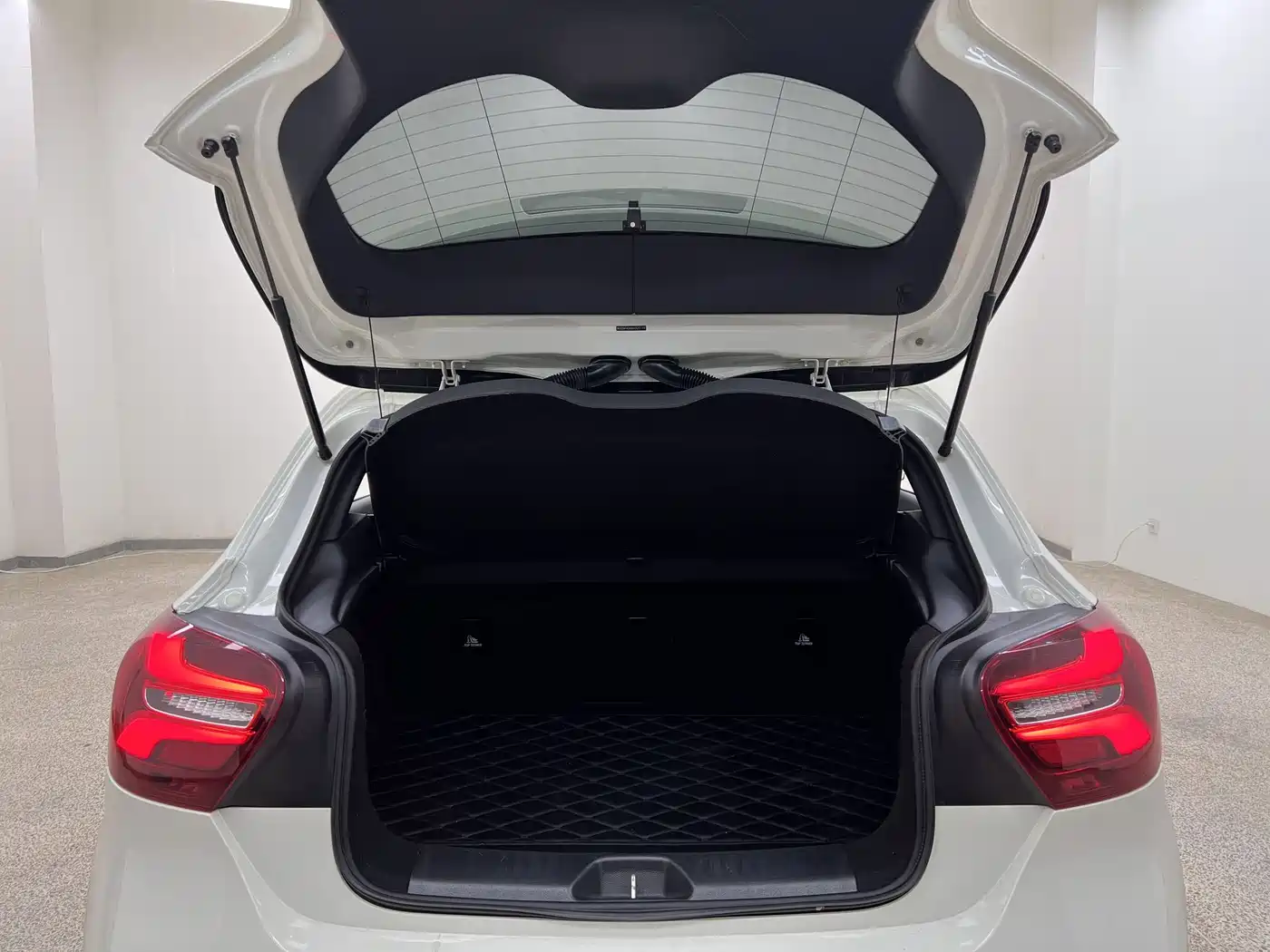 Mercedes-Benz A-Class (Import) 2016 A 200 Fashion фото 31