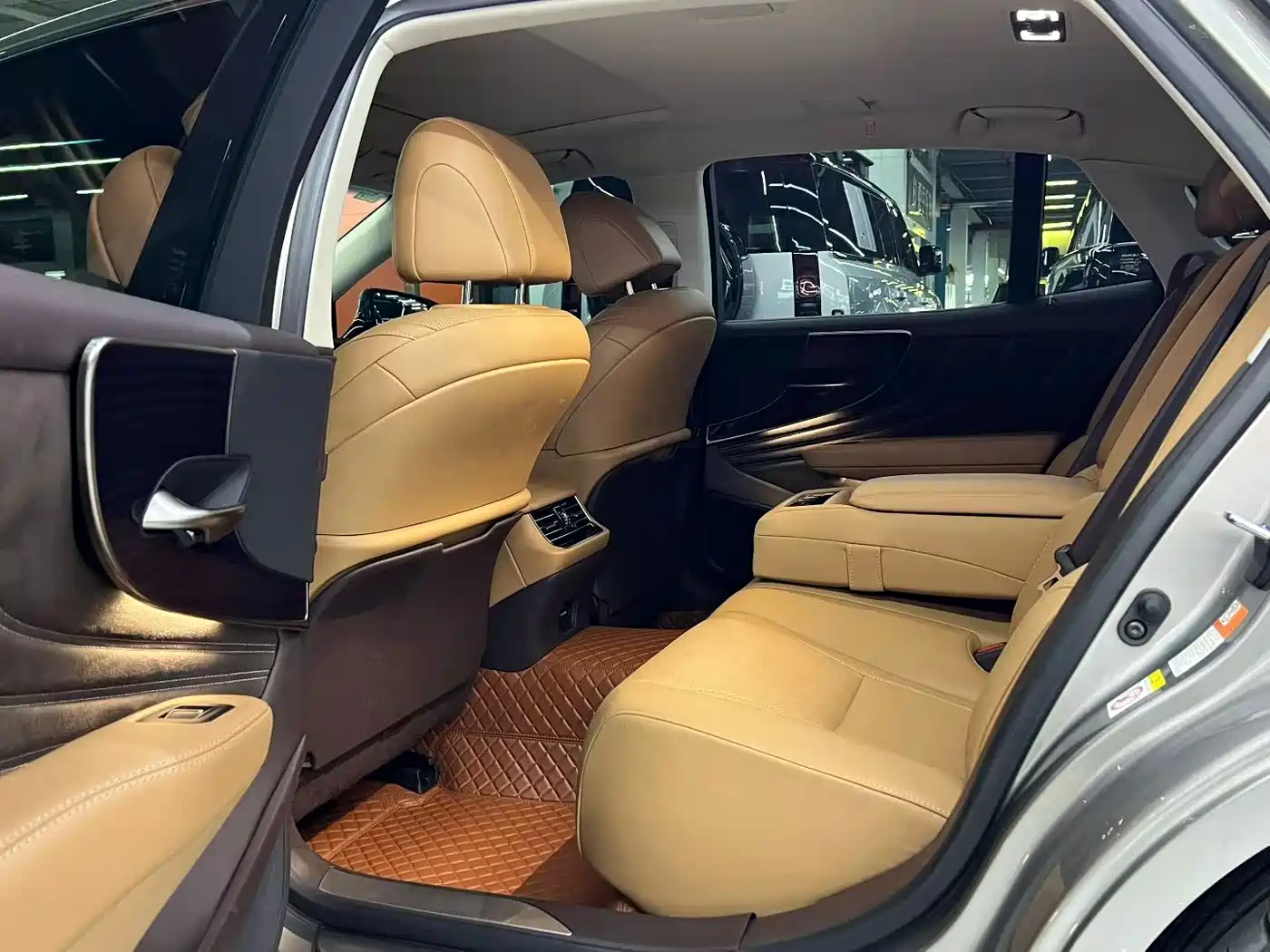 Фото 5 - Lexus LS